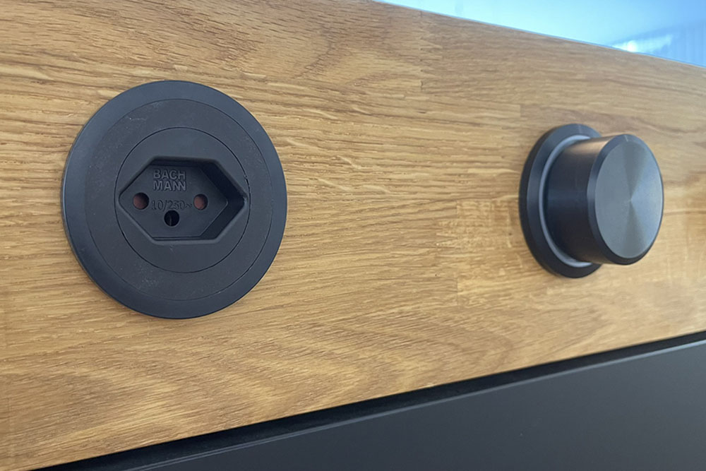 Bild von WESCO Steckdose Typ 13 mit Zierring, Schwarz oder Edelstahloptik